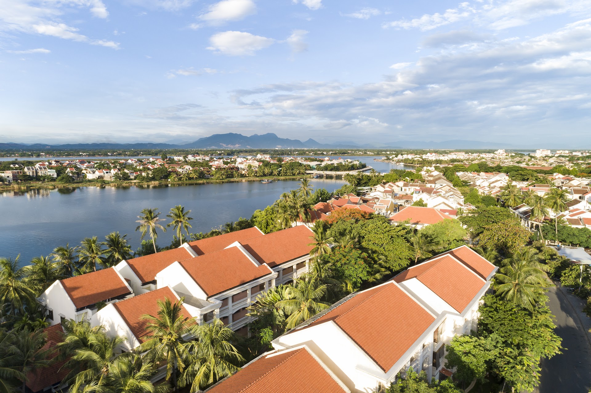 El hotel de Hoi An que parece una casa secreta: paredes antiguas, patio con jazmín y ningún turista lo conoce